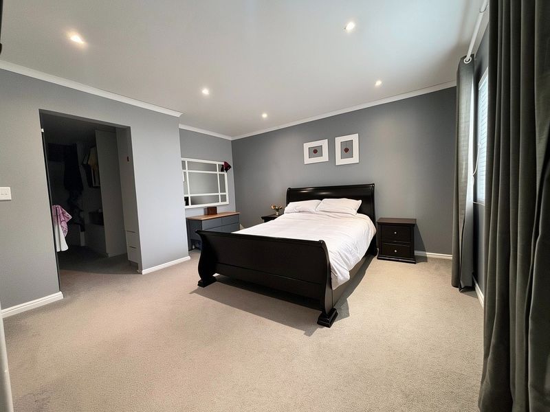 Ultra-modern, exceptionally secure 4-bedroom family home. - Photo 8