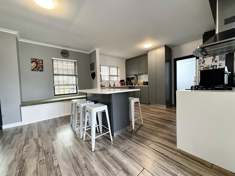 Ultra-modern, exceptionally secure 4-bedroom family home. - Photo 4