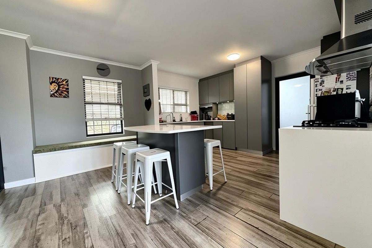 Ultra-modern, exceptionally secure 4-bedroom family home. - Photo 4