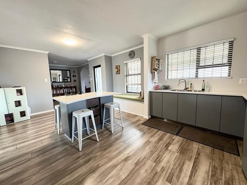 Ultra-modern, exceptionally secure 4-bedroom family home. - Photo 3