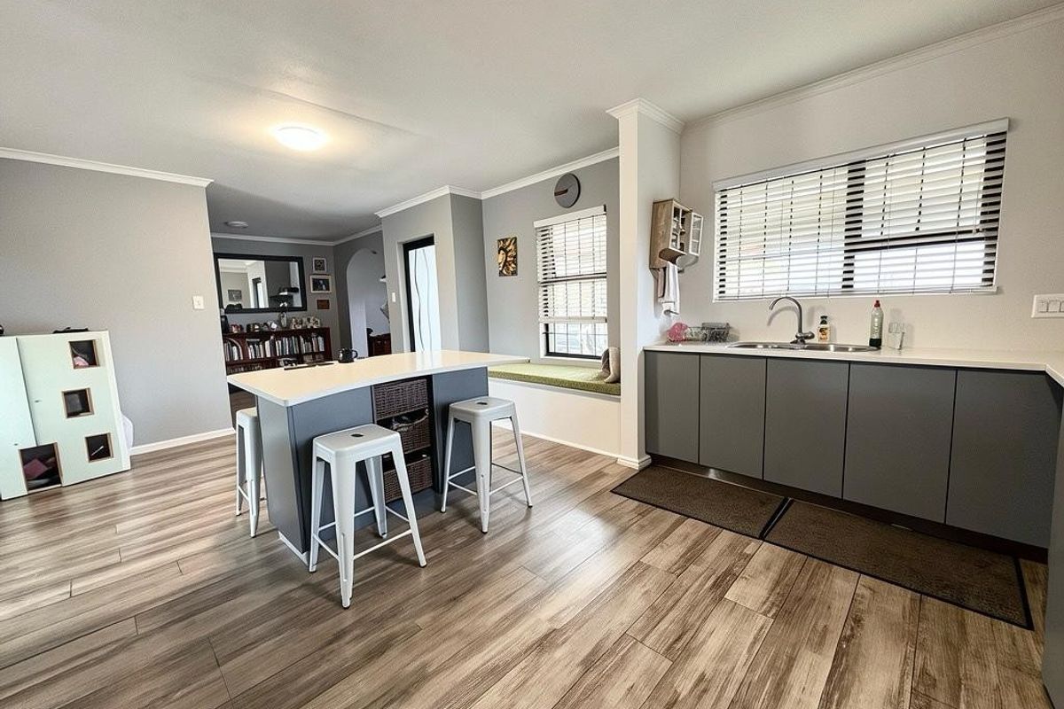Ultra-modern, exceptionally secure 4-bedroom family home. - Photo 3