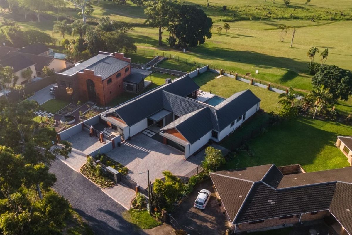 Luxury Off-Grid Living on the Golf Course - Photo 3