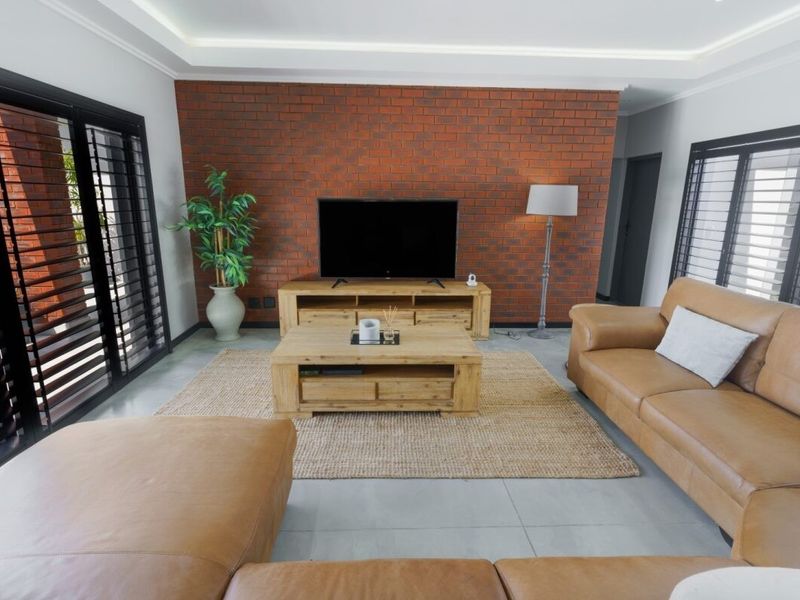 Luxury Off-Grid Living on the Golf Course - Photo 10