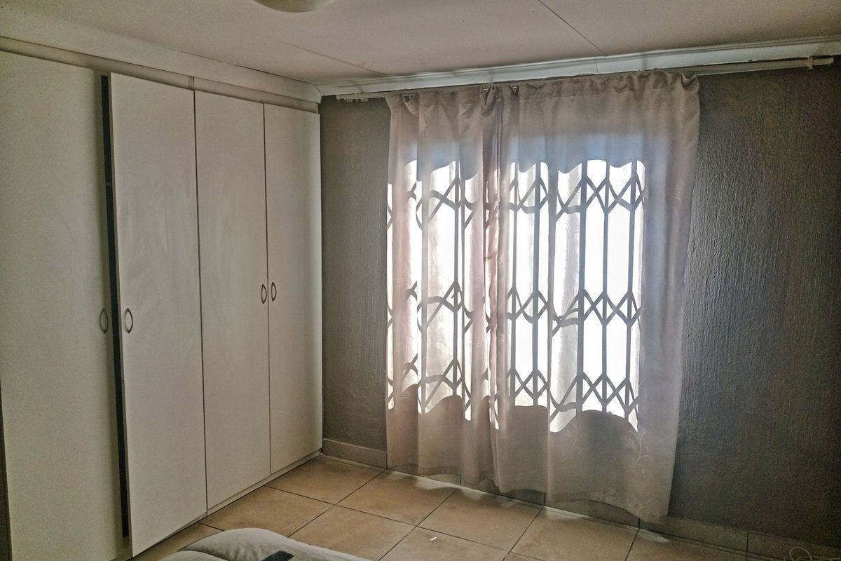 PROPERTY FOR SALE IN KAREEBERG ESTATE, HEATHERVIEW, AKASIA, SECURE ESTATE LIVING - Photo 4
