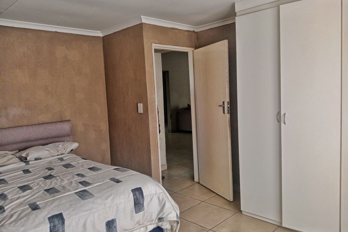 PROPERTY FOR SALE IN KAREEBERG ESTATE, HEATHERVIEW, AKASIA, SECURE ESTATE LIVING - Photo 2
