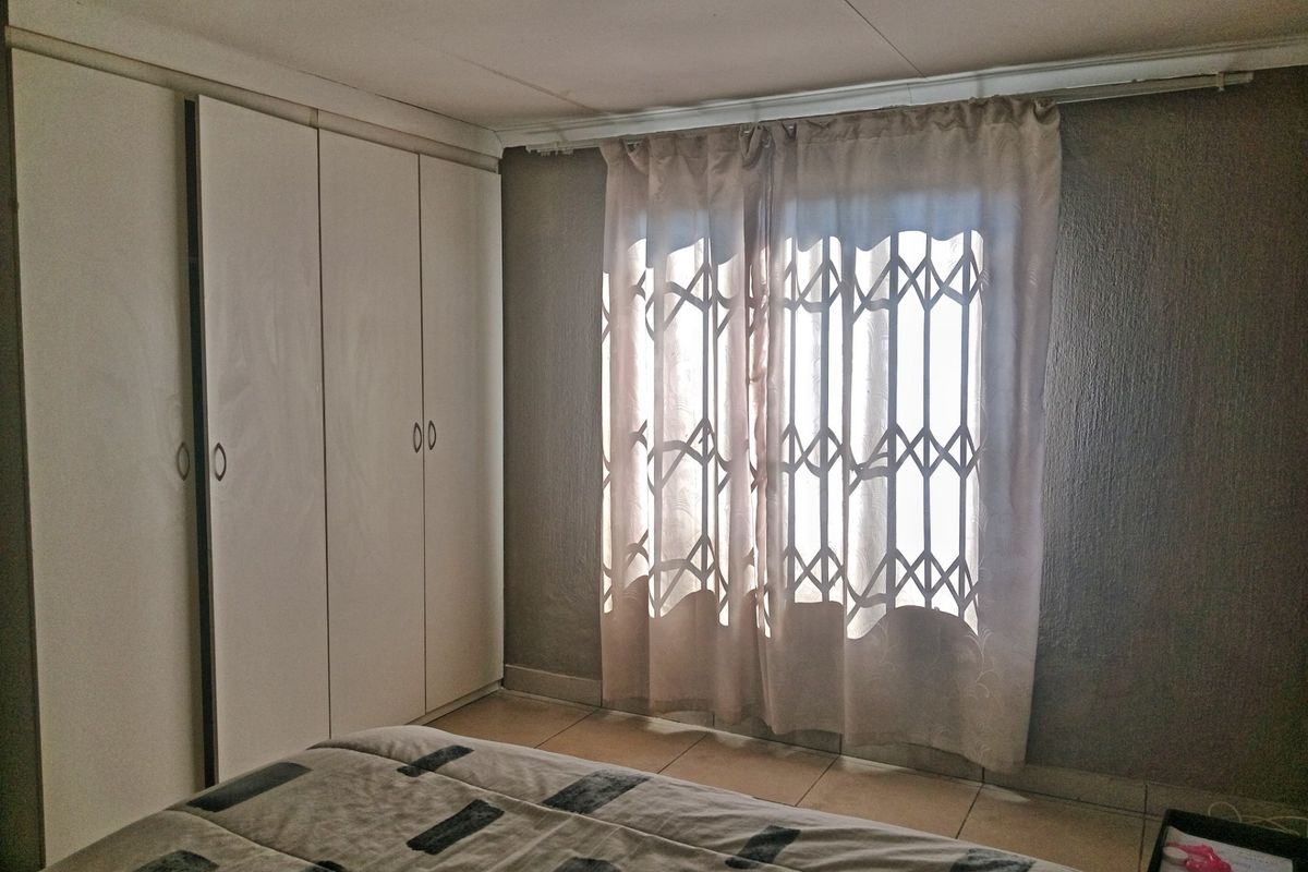 PROPERTY FOR SALE IN KAREEBERG ESTATE, HEATHERVIEW, AKASIA, SECURE ESTATE LIVING - Photo 3