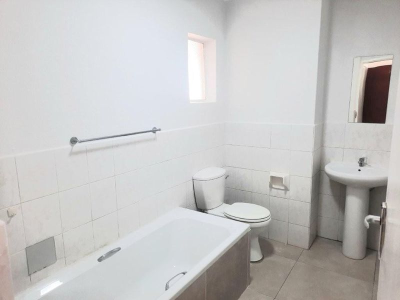 Apartment For Sale in Weltevreden Park, Roodepoort - Photo 4
