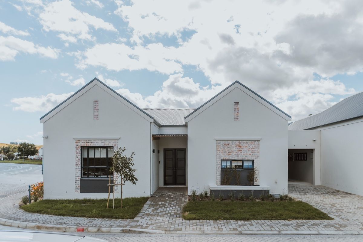 LUXURY RETIREMENT FOR 50's AND UP - OFF PLAN - FREESTANDING SINGLE-STOREY HOME - NO TRANSFER COST - Photo 2