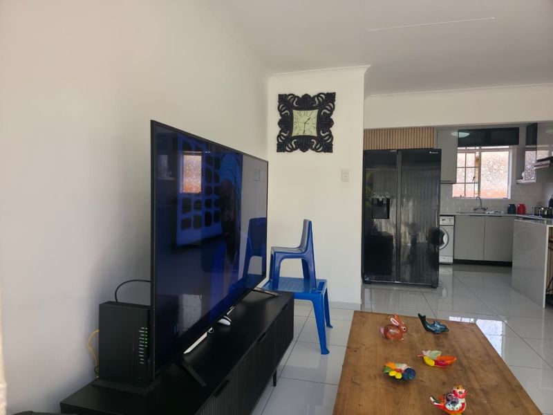Renovated 2 Bed, 2 Bath Townhouse with Private Garden in Noordwyk - Photo 7
