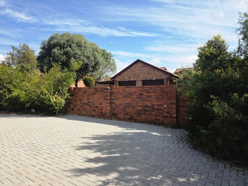 Renovated 2 Bed, 2 Bath Townhouse with Private Garden in Noordwyk - Photo 6