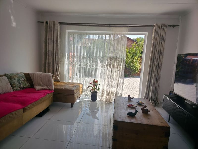 Renovated 2 Bed, 2 Bath Townhouse with Private Garden in Noordwyk - Photo 1
