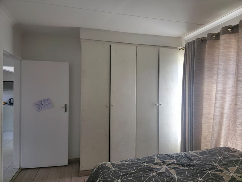 Newly renovated 2 Bed, 2 Bath Townhouse with Private Garden in Noordwyk - Photo 9