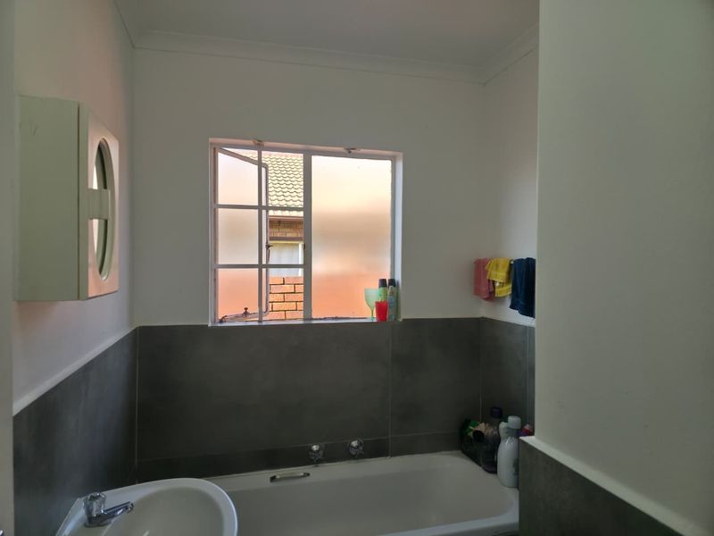Renovated 2 Bed, 2 Bath Townhouse with Private Garden in Noordwyk - Photo 10
