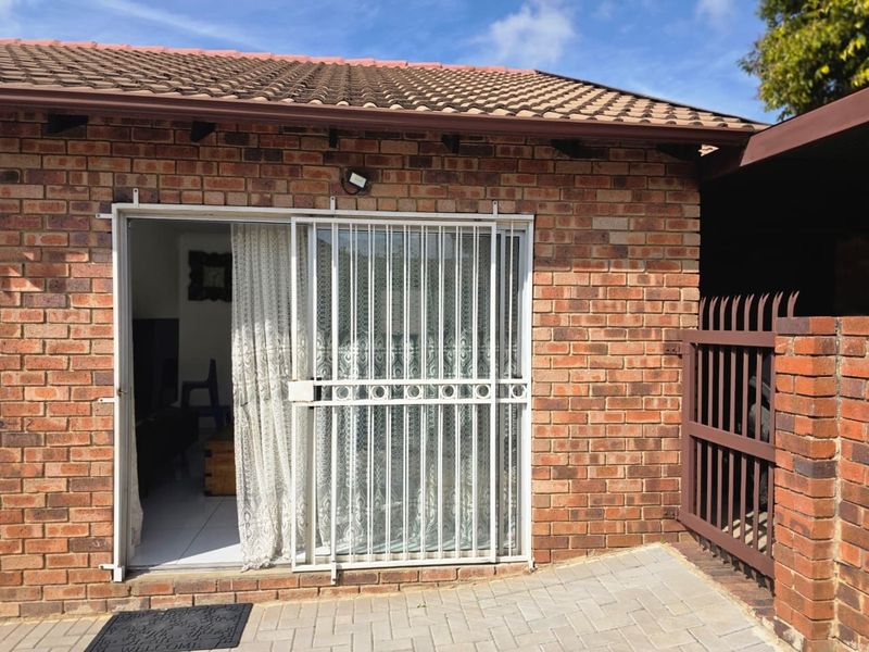 Renovated 2 Bed, 2 Bath Townhouse with Private Garden in Noordwyk - Photo 3