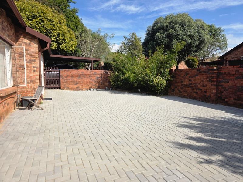 Renovated 2 Bed, 2 Bath Townhouse with Private Garden in Noordwyk - Photo 5