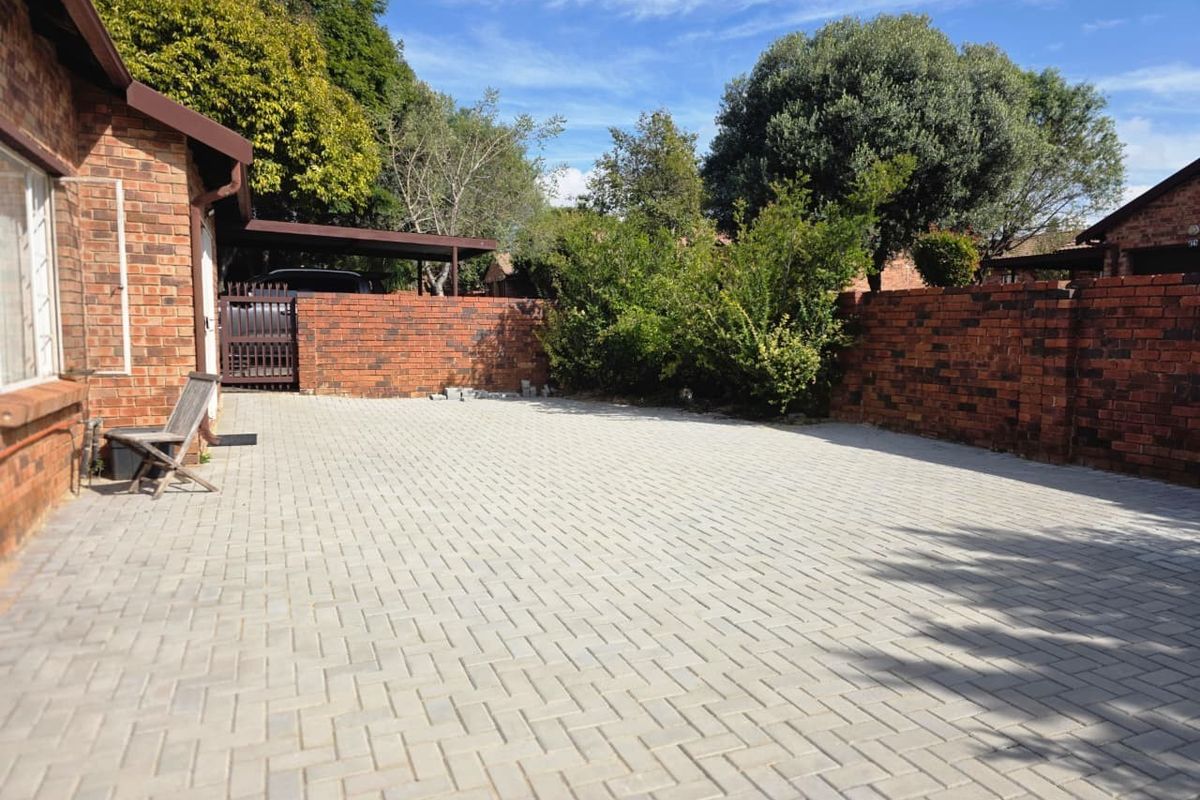 Renovated 2 Bed, 2 Bath Townhouse with Private Garden in Noordwyk - Photo 5