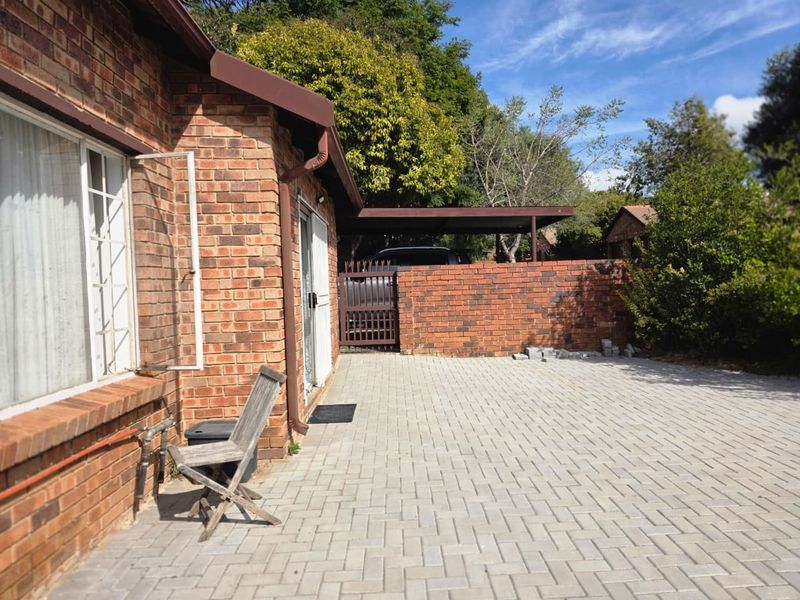 Renovated 2 Bed, 2 Bath Townhouse with Private Garden in Noordwyk - Photo 4