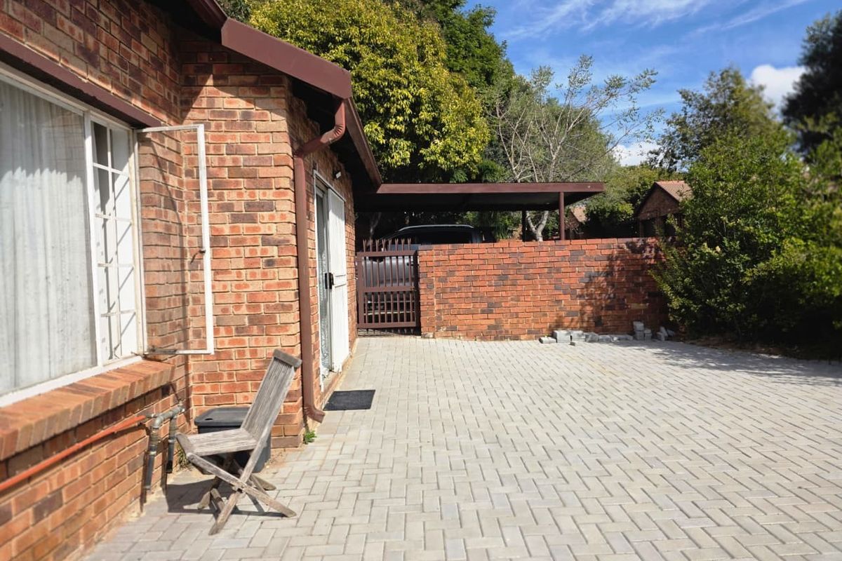 Renovated 2 Bed, 2 Bath Townhouse with Private Garden in Noordwyk - Photo 4