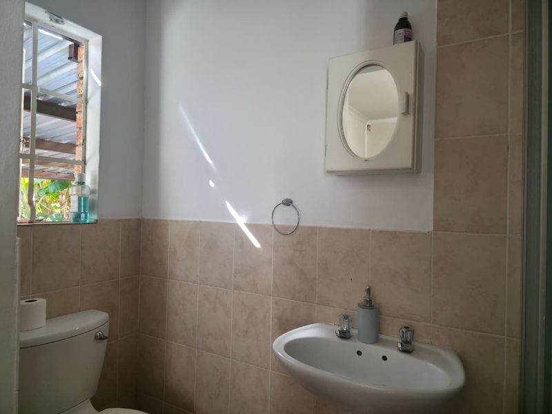 Newly renovated 2 Bed, 2 Bath Townhouse with Private Garden in Noordwyk - Photo 10
