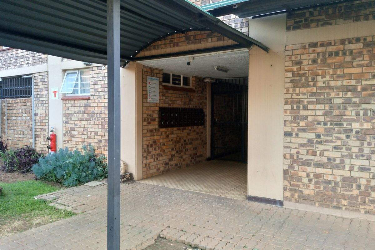 Apartment For Sale in Silverton, Pretoria - Photo 2