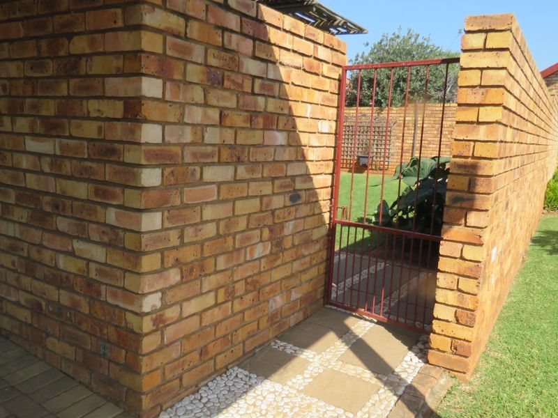 Complex For Sale in Wierdaglen Estate Centurion Gauteng - Photo 2