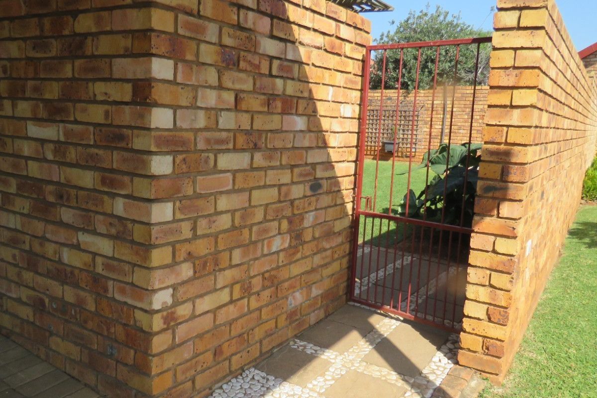 Complex For Sale in Wierdaglen Estate Centurion Gauteng - Photo 2