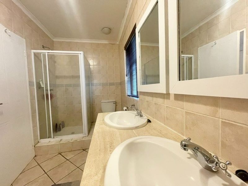 Spacious 2 bed 2 bath apartment - Photo 10