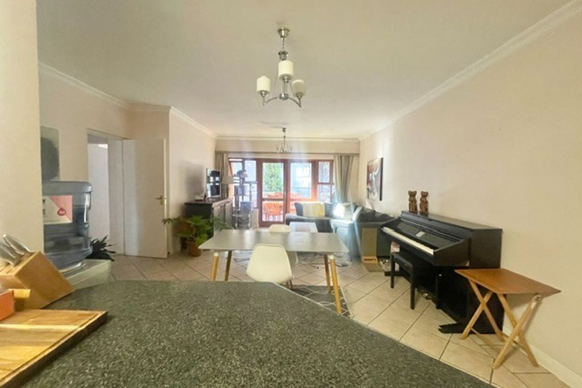 Spacious 2 bed 2 bath apartment - Photo 2
