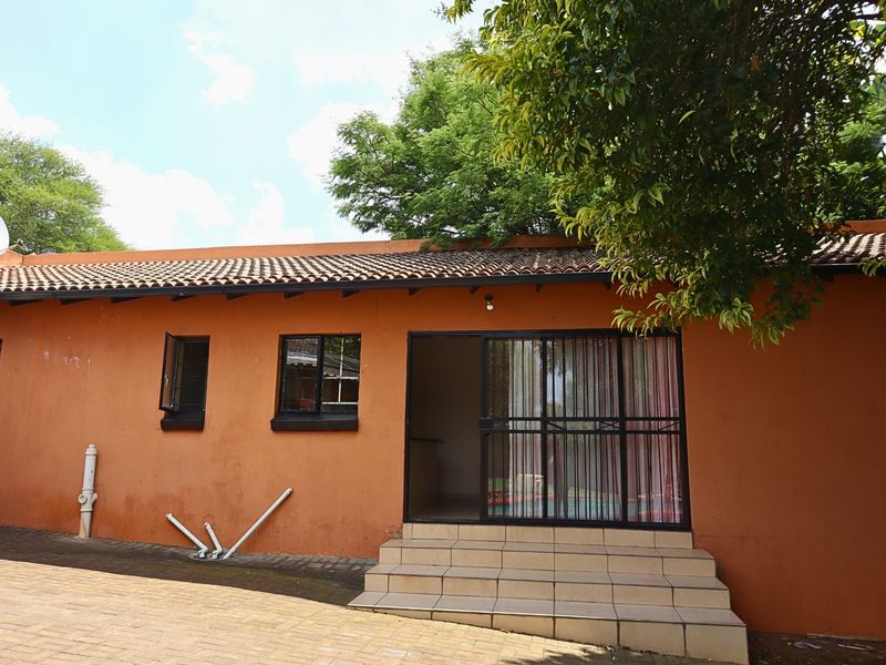 Cosy 2 Bedroom Cottage To Rent in Weltevreden Park, Roodepoort - Photo 1