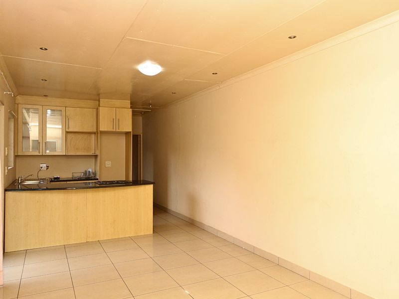 Cosy 2 Bedroom Cottage To Rent in Weltevreden Park, Roodepoort - Photo 2