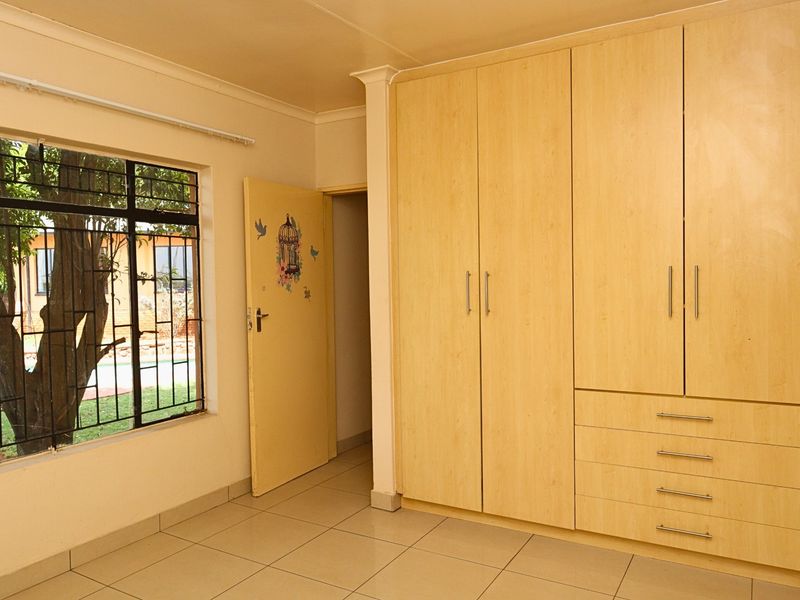 Cosy 2 Bedroom Cottage To Rent in Weltevreden Park, Roodepoort - Photo 5