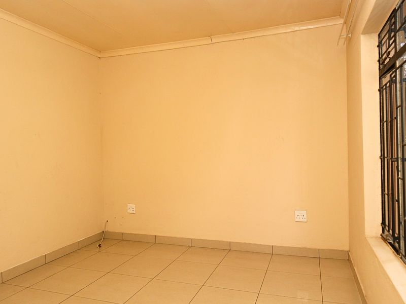 Cosy 2 Bedroom Cottage To Rent in Weltevreden Park, Roodepoort - Photo 4