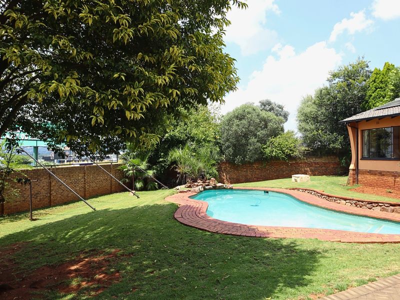 Cosy 2 Bedroom Cottage To Rent in Weltevreden Park, Roodepoort - Photo 9