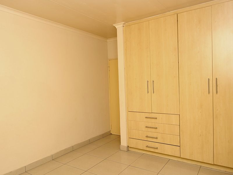 Cosy 2 Bedroom Cottage To Rent in Weltevreden Park, Roodepoort - Photo 8