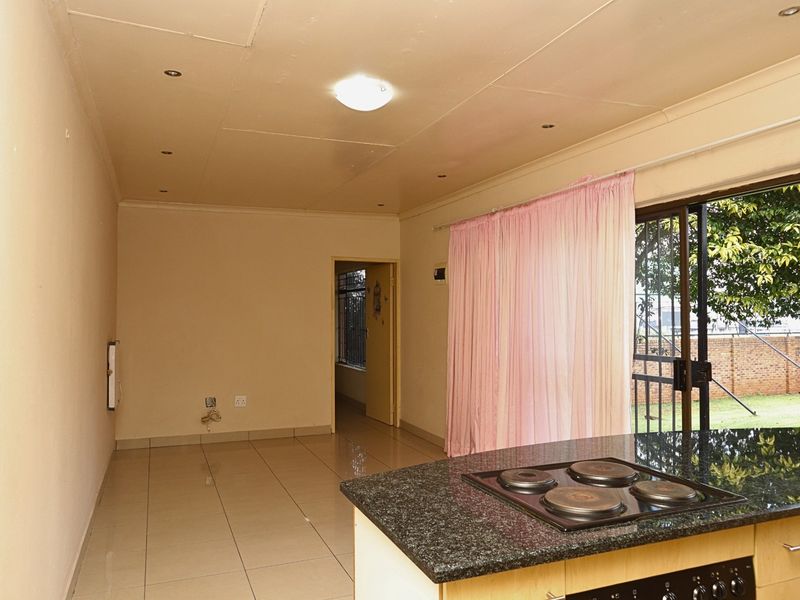 Cosy 2 Bedroom Cottage To Rent in Weltevreden Park, Roodepoort - Photo 3