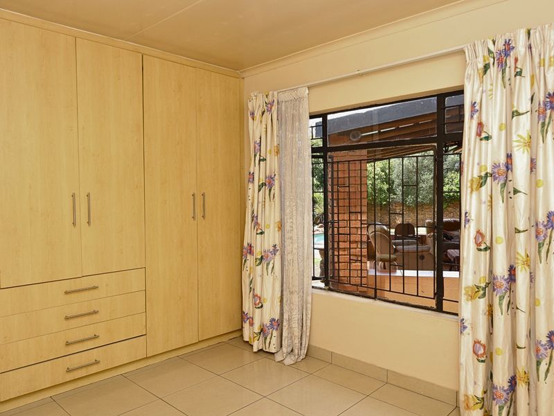 Cosy 2 Bedroom Cottage To Rent in Weltevreden Park, Roodepoort - Photo 7