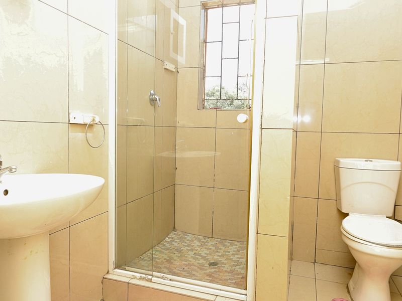 Cosy 2 Bedroom Cottage To Rent in Weltevreden Park, Roodepoort - Photo 6