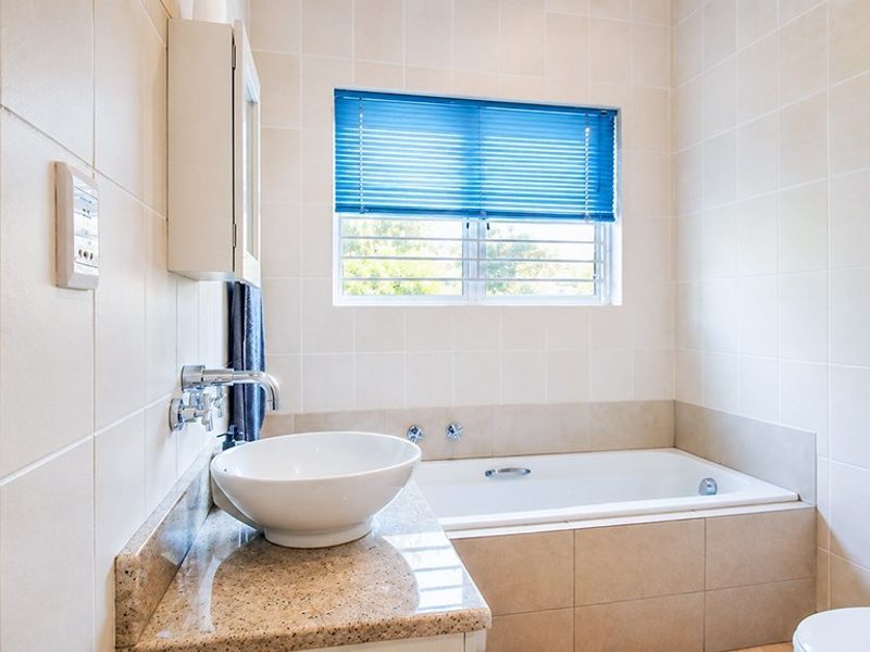 Available Immediately! UNFURNISHED 3Beds 2Baths 1 Garage -Stunning Seaviews! - Photo 8