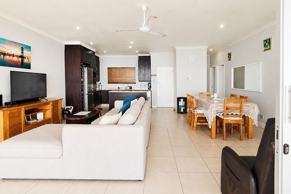 Available Immediately! UNFURNISHED 3Beds 2Baths 1 Garage -Stunning Seaviews! - Photo 2