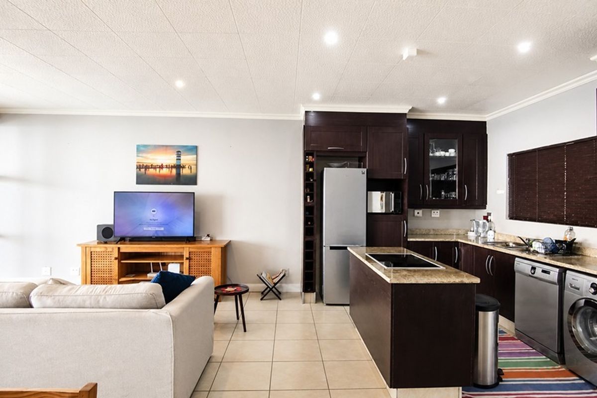 Available Immediately! UNFURNISHED 3Beds 2Baths 1 Garage -Stunning Seaviews! - Photo 4