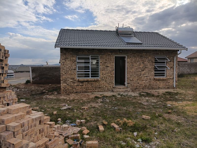 House For Sale in Hill Side Estate-Lenasia South - Photo 1