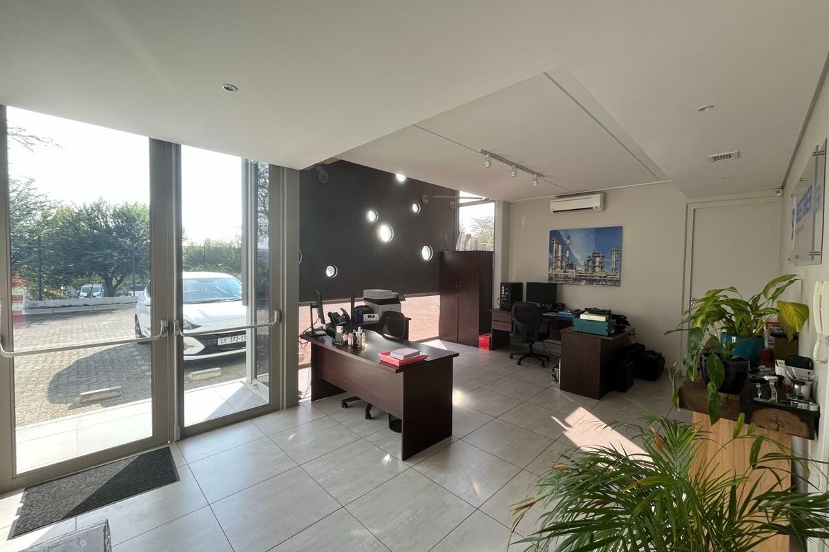 398m2 Warehouse To LET in The Reserve Business Park 2 - Photo 3