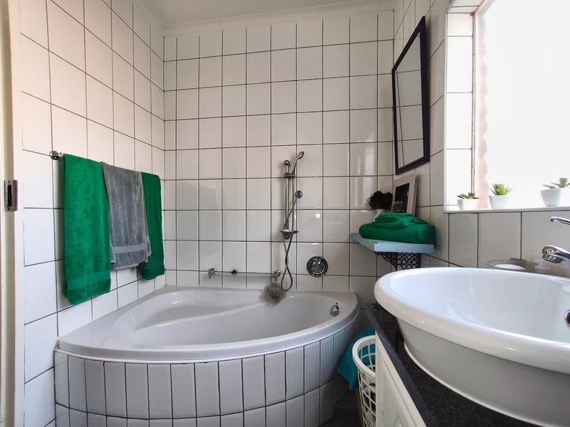 Three Bedroom Duplex Townhouse in Small Pet Friendly Complex in Bergbron, Roodepoort - Photo 8
