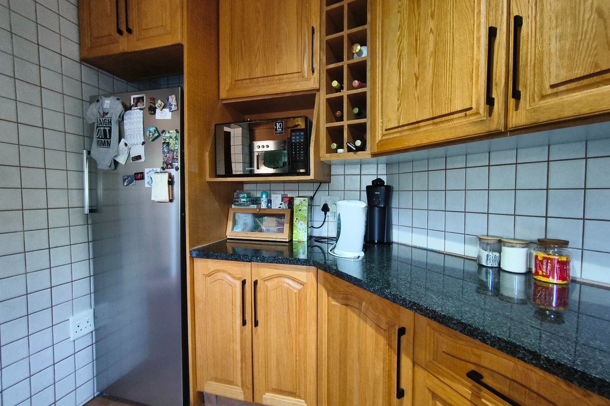 Three Bedroom Duplex Townhouse in Small Pet Friendly Complex in Bergbron, Roodepoort - Photo 5
