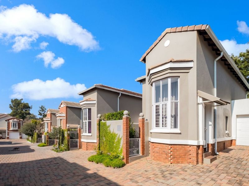 Elegant Freestanding Duplex with Garage and Pet-Friendly Garden - Photo 1