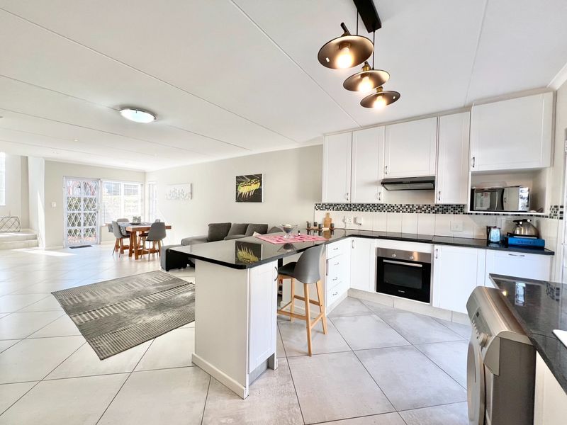 Elegant Freestanding Duplex with Garage and Pet-Friendly Garden - Photo 2