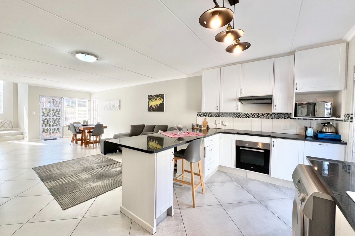 Elegant Freestanding Duplex with Garage and Pet-Friendly Garden - Photo 2
