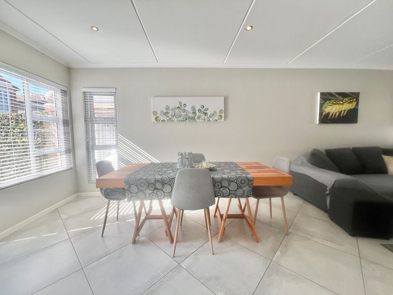 Elegant Freestanding Duplex with Garage and Pet-Friendly Garden - Photo 9