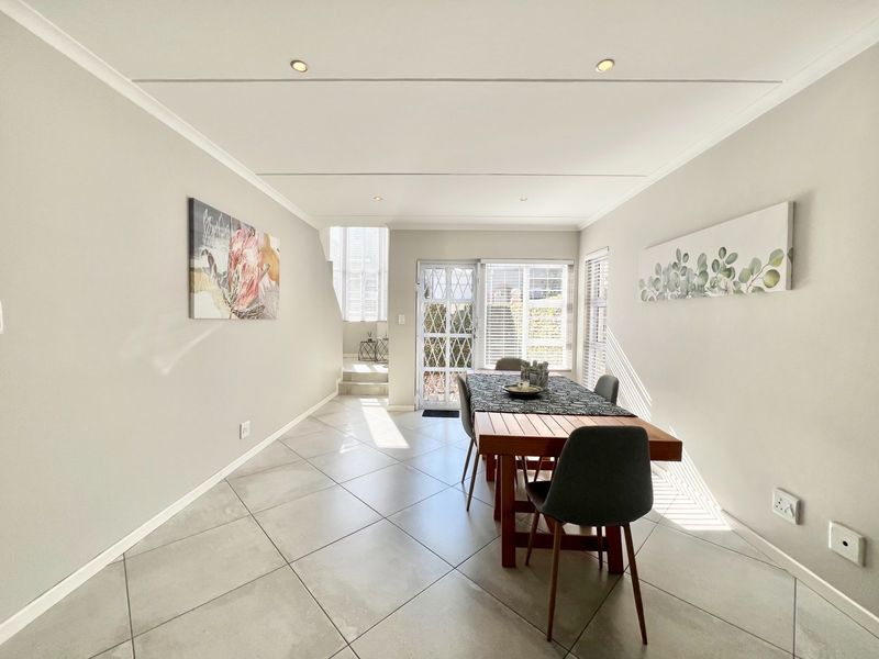 Elegant Freestanding Duplex with Garage and Pet-Friendly Garden - Photo 8