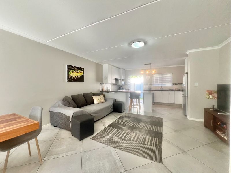 Elegant Freestanding Duplex with Garage and Pet-Friendly Garden - Photo 6